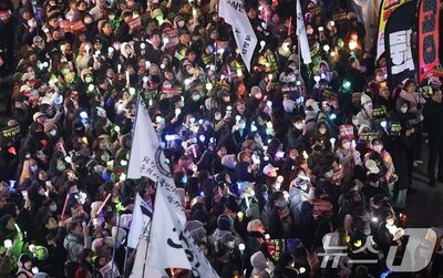 「応援ペンライト掲げ非常戒厳阻止」…韓国市民、ノーベル平和賞候補に