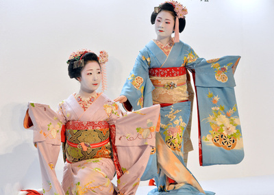 Tourists banned from private alleys in Kyoto's geisha district