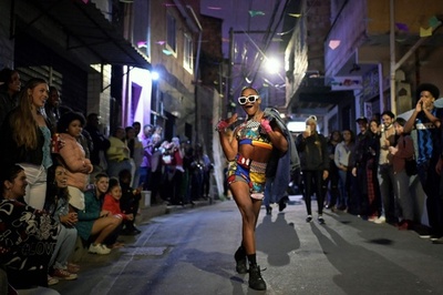 スラム街でストリートファッションショー ブラジル