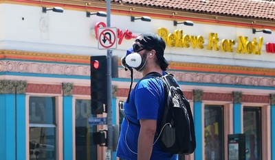 米の新型コロナ死者、3000人超増えて5万人近くに