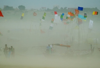 砂嵐に覆われる川辺、インド・サンガム