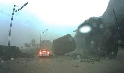 巨大岩石があわや車を直撃！間一髪の動画、台湾