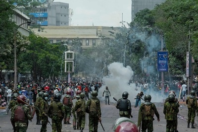 ケニア 増税反対のデモ隊が議会突入 大統領が強硬措置表明