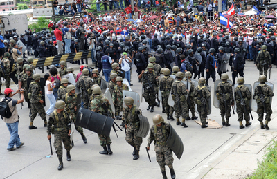 空港周辺での衝突で軍が発砲、2人死亡 ホンジュラス