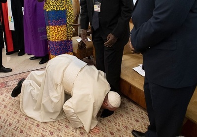 ローマ法王、足にキス 南スーダン大統領と反政府勢力指導者らに