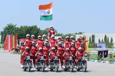 インド特殊部隊、記念式典で大技披露 火の輪くぐりも