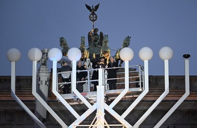 ショルツ氏、ユダヤ教の祭り「ハヌカ」で献灯 独首相で初