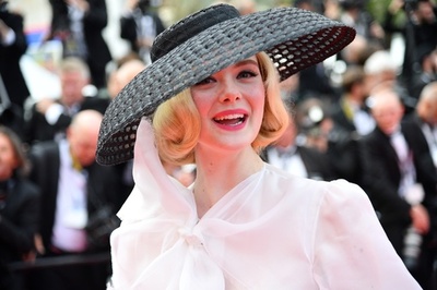 エル・ファニング、カンヌで失神 ドレスがきつくて...