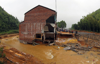 中国中部で暴風雨、死者33人