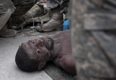 ハイチ大地震、がれきの下から12日ぶりに男性を救出
