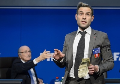 FIFA会見を荒らした英コメディアン、過去にはK・ウエストのステージに乱入