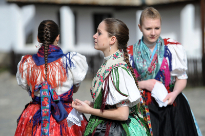 ハンガリー、世界遺産の村でイースターの水掛け祭り