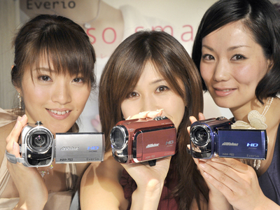 世界最小・最軽量のハイビジョンビデオカメラ、新型「Everio」 日本ビクター
