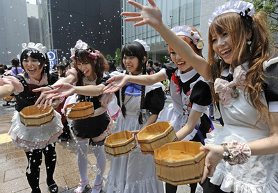 秋葉原で打ち水イベント、約70人が参加