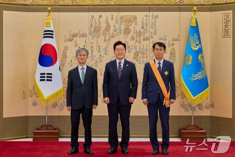 韓国のイ・ジェミョン（李在明）大統領が21日、大統領府で元最高裁判事に勲章を授与した後、記念撮影する。左はチョ・ヒデ（曺喜大）最高裁長官＝大統領府提供(c)news1