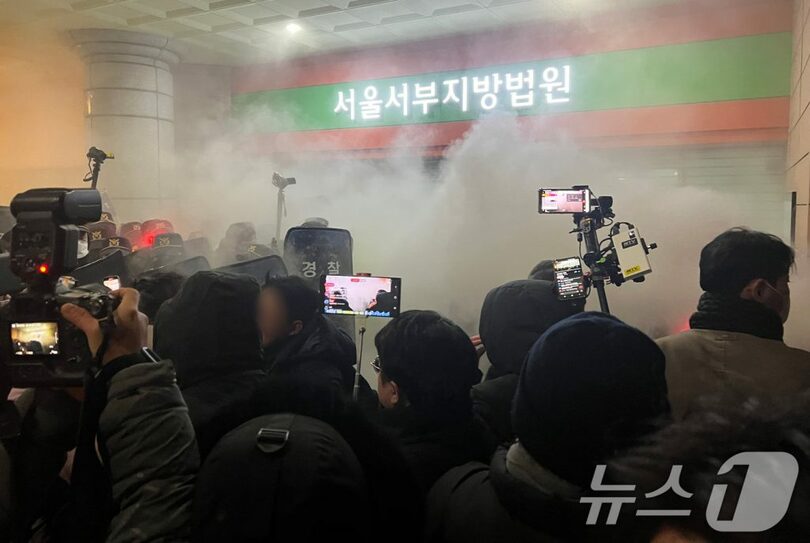 ソウル西部地裁に侵入し、消火器を噴射し混乱を起こすた大統領支持者ら(c)news1