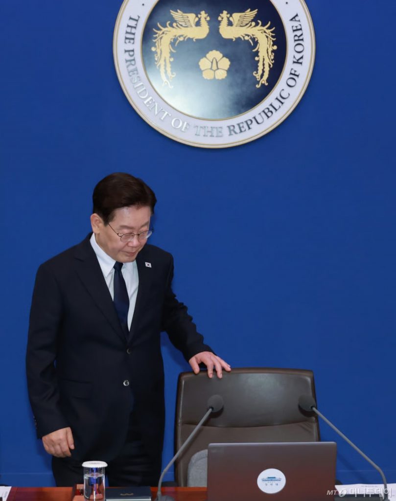 大統領府で開かれた首席補佐官会議に出席するイ・ジェミョン（李在明）大統領(c)MONEYTODAY