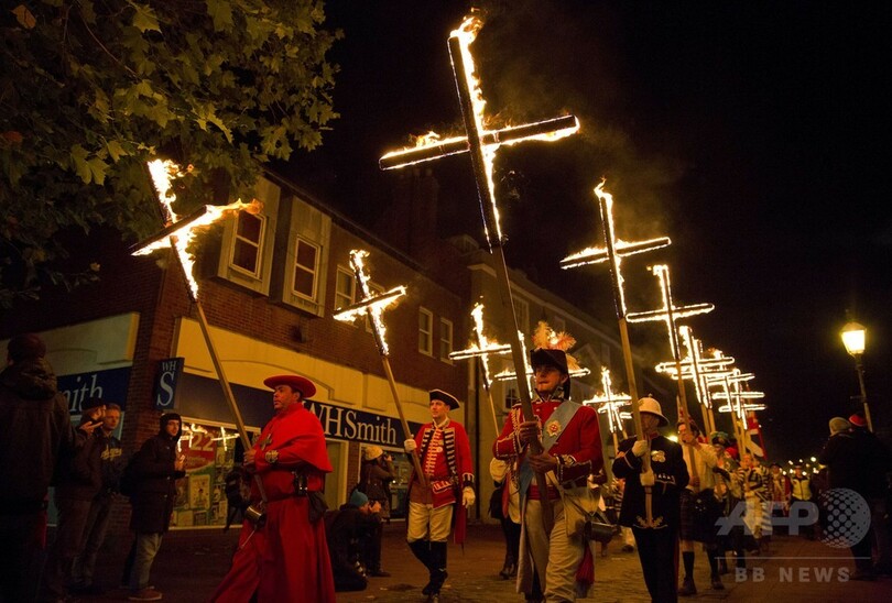 英「ボンファイア・ナイト」、プーチン露大統領の人形燃やす
