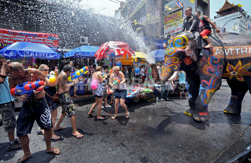 タイに夏の訪れ、水掛け祭り「ソンクラーン」で大にぎわい