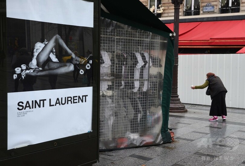 サンローラン広告、「品位傷つける」モデルのポーズに批判続出