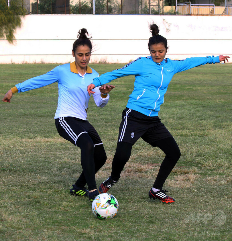 リビアの女子サッカー代表チーム、ピッチの内外で奮闘