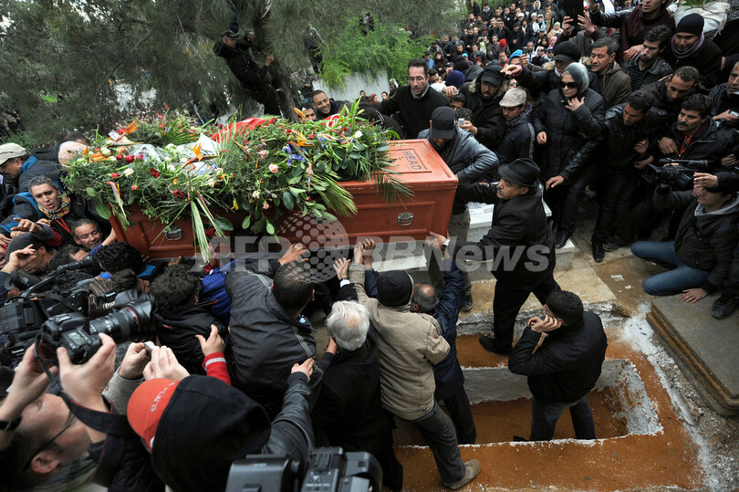 暗殺された野党指導者の葬儀に数万人、警官隊と衝突も チュニジア