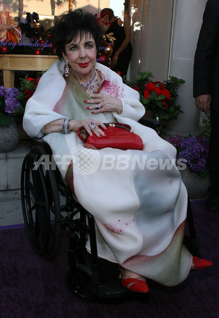 エリザベス・テイラーの宝飾ブランド、ホリデー・コレクションを発表