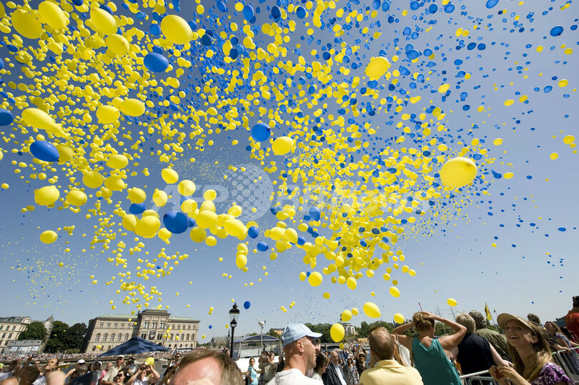 スウェーデンの建国記念日 色とりどりの風船5万個 写真1枚 国際ニュース Afpbb News