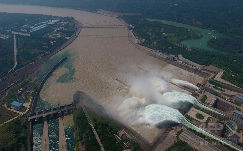 大迫力！ ドローンが撮影したダムの放水 中国・河南省