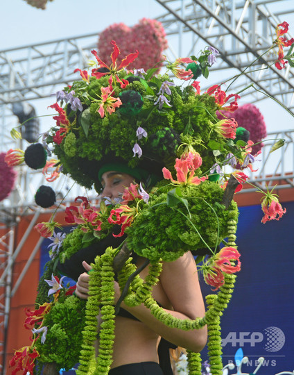 モデルの体を花で飾るフラワーアートショー 中国 江蘇 写真11枚 国際ニュース Afpbb News
