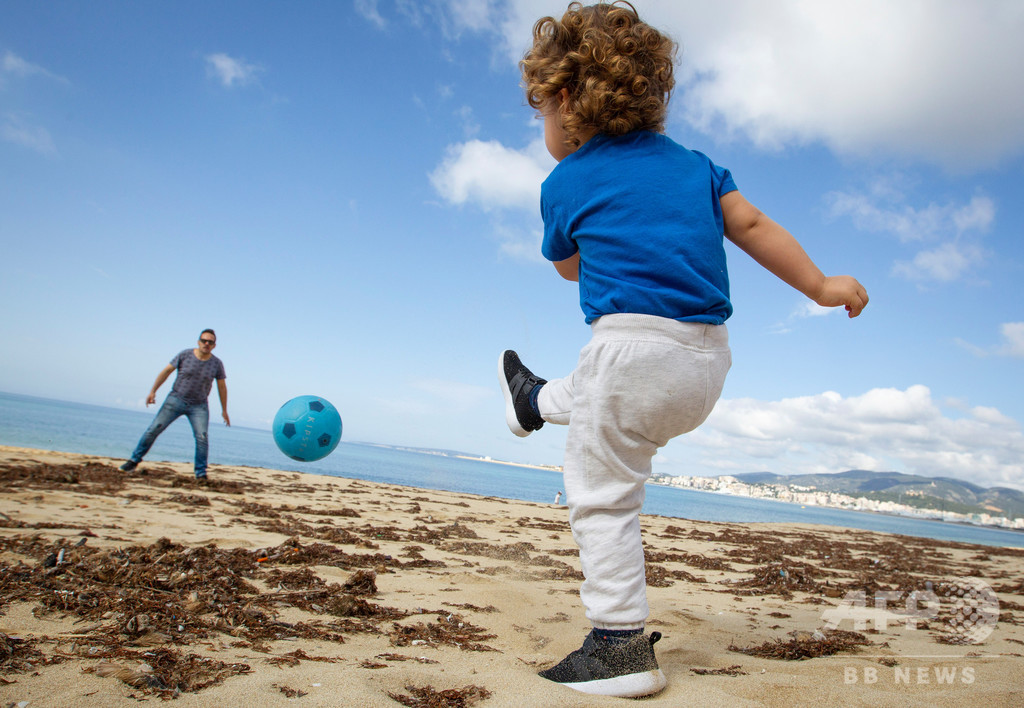 外に行く 6週間ぶりの外出楽しむ子どもたち スペイン 写真15枚 国際ニュース Afpbb News