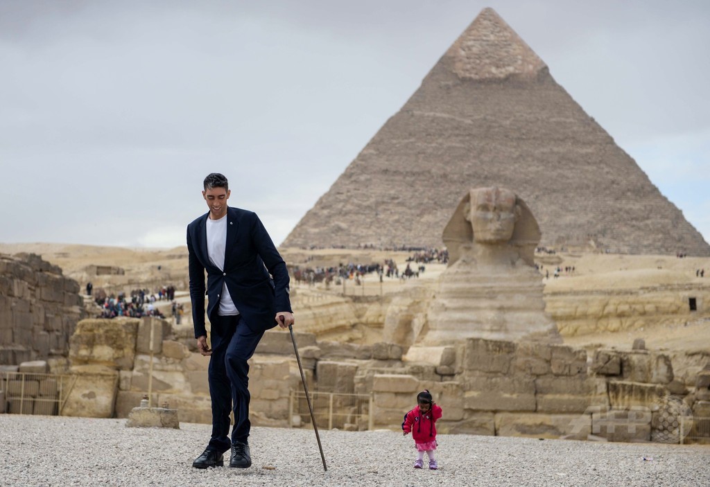 世界一背の低い女性 と 世界一背の高い男性 が対面 ギザの三大ピラミッド 写真4枚 国際ニュース Afpbb News