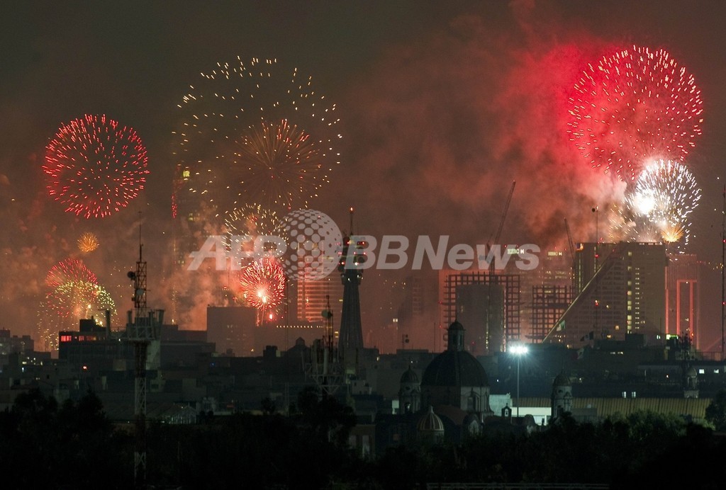 メキシコ独立戦争から200年、花火や軍事パレードで祝う