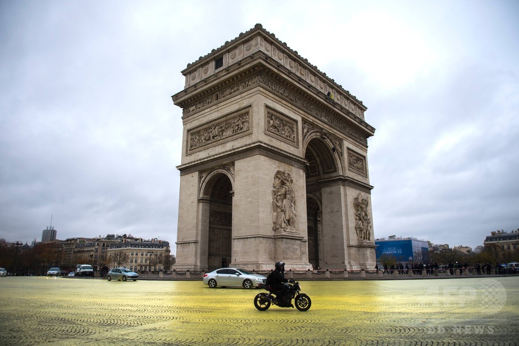 グリーンピースの活動家らがデータセンターのエネルギー使用を巡りアップルのアイルランドオフィスで抗議