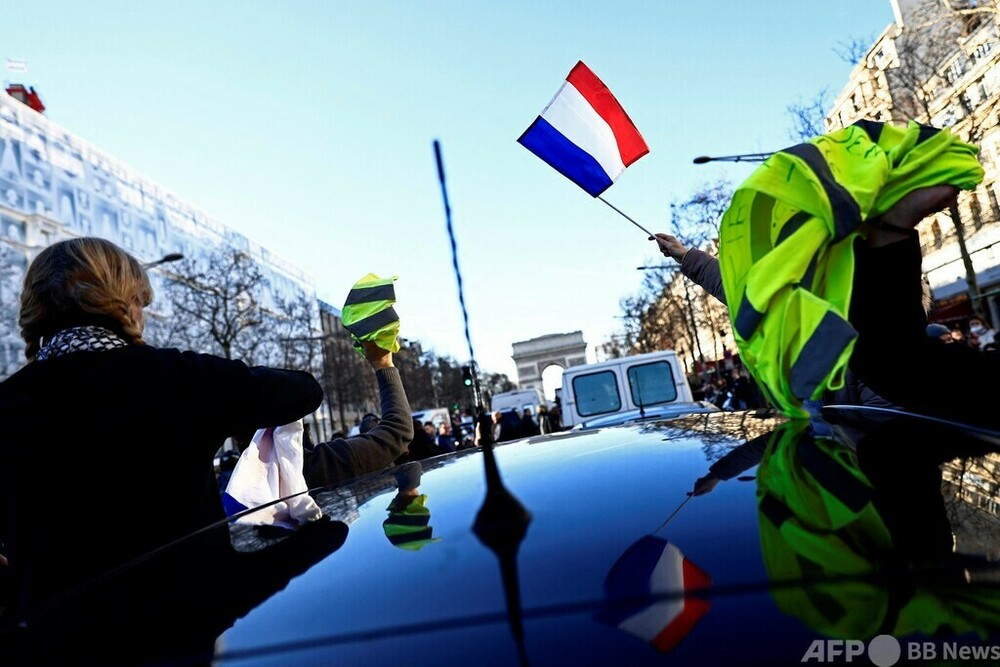 仏パリにワクチン抗議の車列 警察、催涙ガスで排除 写真14枚 国際ニュース:AFPBB News