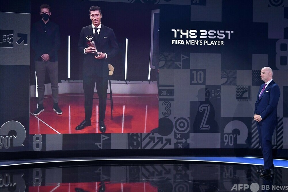 レワンドフスキ、2年連続でFIFA年間最優秀選手賞を受賞 写真4枚 国際ニュース:AFPBB News