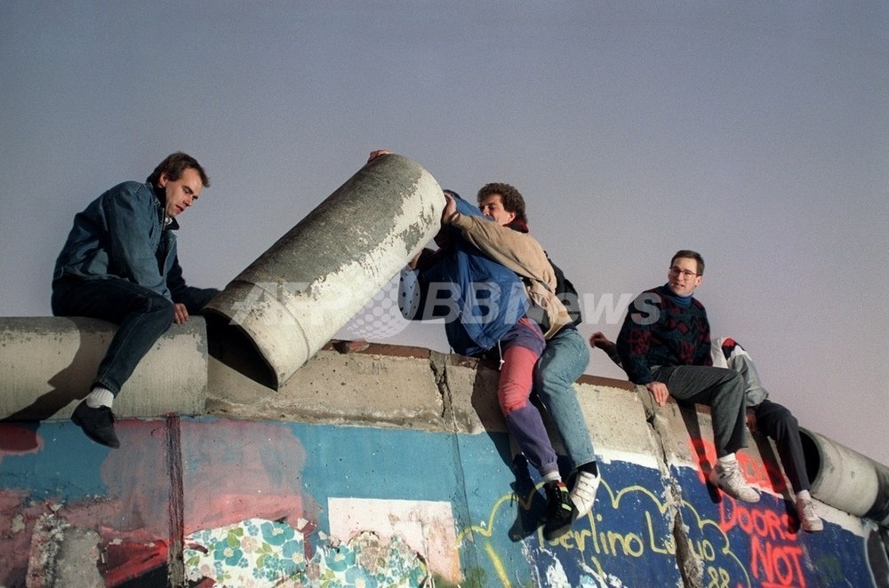 ベルリンの壁崩壊から20年、写真でふり返る熱狂 写真25枚 国際ニュース：AFPBB News