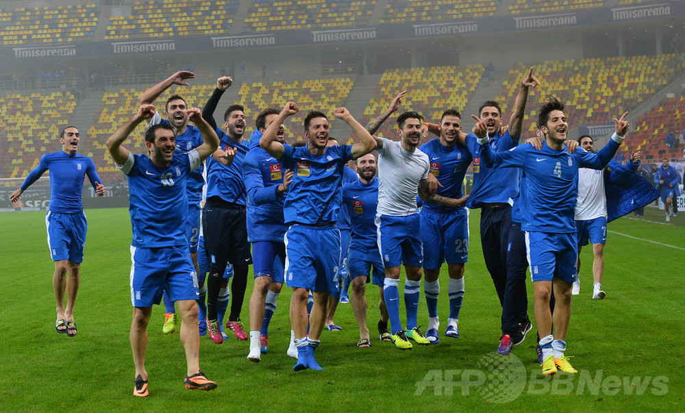 サッカーギリシャ代表、老人施設の復旧費用を寄付 地震で損壊 写真1枚 国際ニュース：AFPBB News