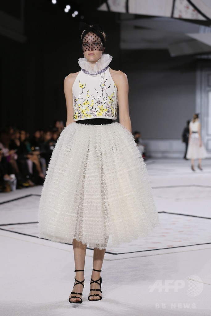 モノトーンに花飾りとレースを添えて、「ジャンバティスタ・ヴァリ」15年春夏オートクチュール