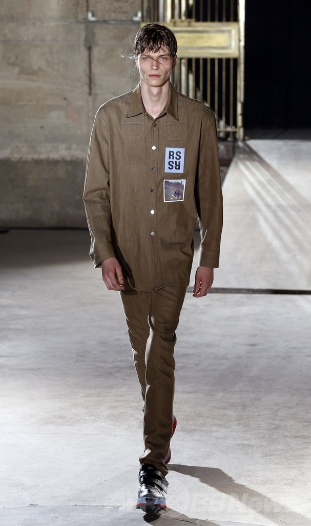 インナーの柄をアクセントに、「ラフ・シモンズ」15年春夏メンズ