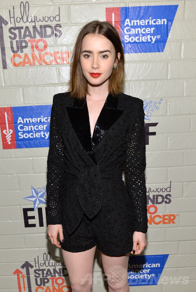 リリー・コリンズ、チャリティイベントで着用したのは・・