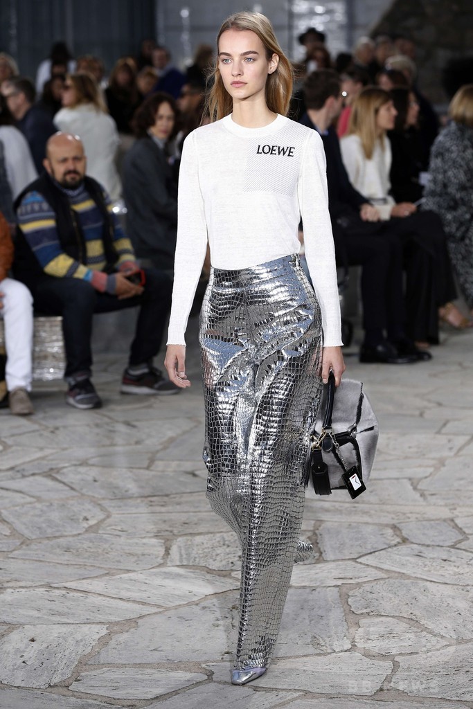 「ロエベ」16年春夏コレクション