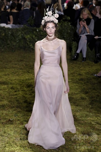 キウリによる初の「ディオール」オートクチュール、ファッション界から称賛