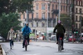 スウェーデンの首都ストックホルムで自転車に乗る人々（2020年10月22日撮影）。(c)Jonathan NACKSTRAND / AFP