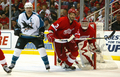 写真は、ゴール前でパスを待つシャークスのパトリック・マロー（Patrick Marleau、左）。(c)AFP/Getty Images Dave Sandford