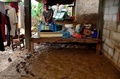 洪水に見舞われたインドネシアのブカシで、地元当局から配給された水を自宅に保管する村人（2020年1月4日撮影）。(c)REZAS / AFP