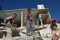 内戦状態のシリアから届いた最新写真。政府軍と反体制派の激しい戦闘が続く中、人々は懸命に「日常」を送ろうと努めている。

写真は、北部アレッポ（Aleppo）県のAtarebで、戦闘で破壊された建物のがれきに登って遊ぶ子どもたち。2011年3月に反体制派が蜂起してからシリアではこれまでに3万7000人が死亡したとされる（2012年11月7日撮影）。(c)AFP/PHILIPPE DESMAZES