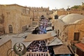 中東エルサレムで、イスラエル国旗を掲げてダマスカス門から旧市街に入るユダヤ人デモ隊（2022年5月29日撮影）。(c)HAZEM BADER / AFP