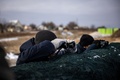 ウクライナの首都キエフ近郊の村で、ロシア軍の動きを監視するウクライナ兵（2022年3月9日撮影）。(c)Dimitar DILKOFF / AFP