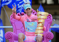 第96回ジロ・デ・イタリア（2013 Giro d&apos;Italia）、第21ステージ（リエーゼ・ピオ・デチモからブレシア、197キロメートル）。優勝トロフィーを持って笑顔を見せるアスタナ（Astana）のヴィンセンツォ・ニバリ（Vincenzo Nibali、2013年5月26日撮影）。(c)AFP/LUK BENIES